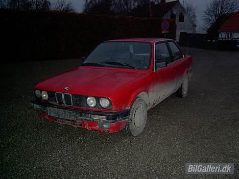 BMW 320i 2,0 E30 død - bare lige et billede af lakken fra før mig og simon brugte lidt tid på den med et par klude... billede 5