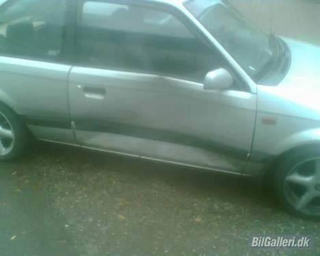 Mazda 323 1,6 gt/x 2talt skadet - ramt af en nissan almera b stolpen trykket og nederste vagen skæv nitte den kørte godt må den hvile i fred  billede 16