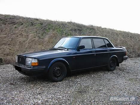 Volvo 240 "Skrot" - Lidt trist om vinteren med de gamle stålfælge billede 3
