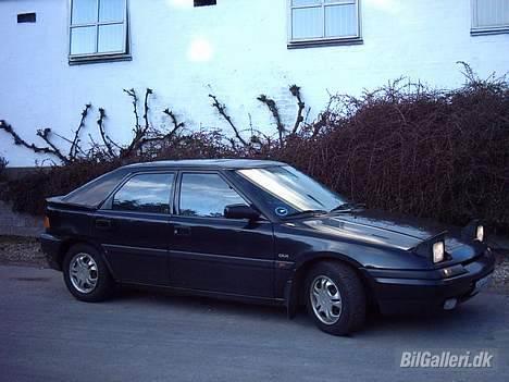 Mazda 323f  billede 1