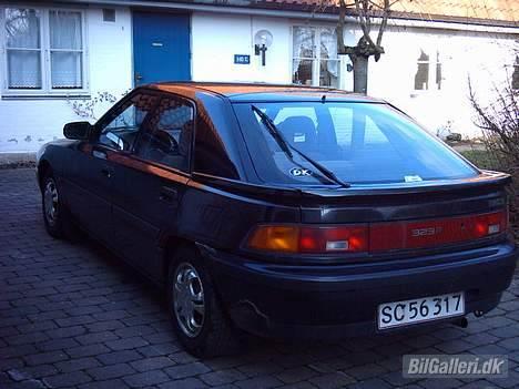Mazda 323f  billede 2