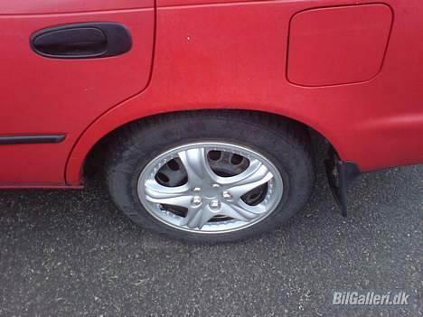 Toyota corolla 1,6xli van(solgt) - super flotte lærlinge fælge som jeg har fået af min kæreste :-) billede 3