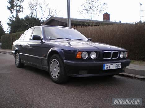 BMW 518i • Executive • E34  - Så kom der svensklandske plader på, og vinter svin på. Det er et lov krav i sverige. 500 i bøde per dæk, hvis du ikk har dem på c",) billede 18