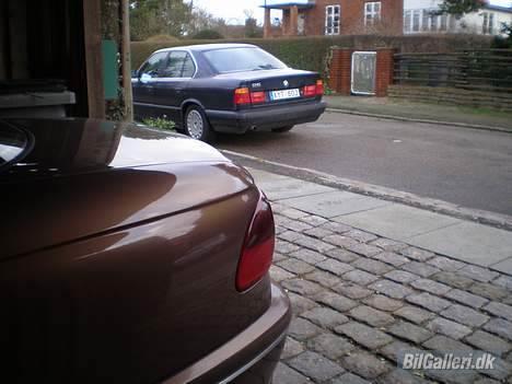 BMW 518i • Executive • E34  -  Begge mine gryder sammen hjemme hos de gamle. de låner omega´en, en gang i mellem billede 20