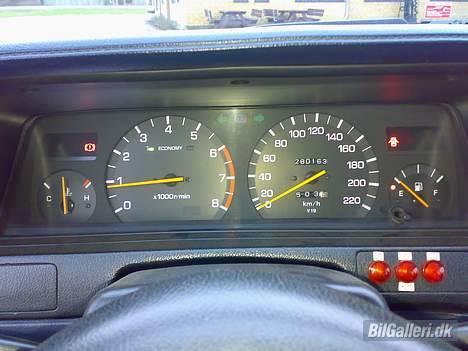 Toyota Camry  - speedometeret har været løbet ud 220 km/h  billede 6