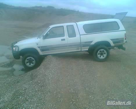 Toyota hilux - i en grusgrav med de små dæk billede 3