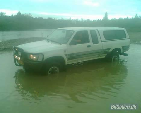 Toyota hilux - også i grusgraven billede 4