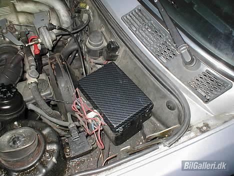 BMW E30 325ix - sikringsboksen fik os lige en gang "carbon" på låget billede 11