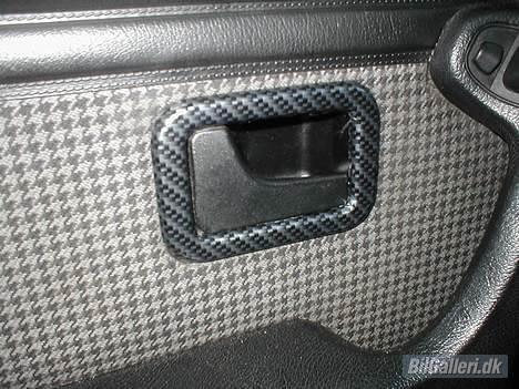 BMW E30 325ix -  en lille "carbon" detalje mere. dørsiderne bliver indfarvet i sort. billede 13