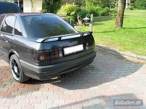 Audi 80 2,0 16v - Solgt - Lille skade på bagkofanger. Noget med nogle fortovssten. billede 4