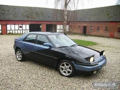 Mazda 323F billede 1