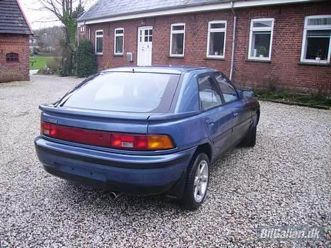 Mazda 323F billede 2
