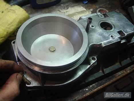 Ford XR3I *Projekt*  - Pudset og klar til at blive skruet fast på luft-indsugnings kassen  billede 15