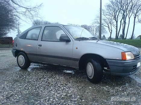 Opel Kadett - Venstre side. Sidelisterne ryger også af. billede 3