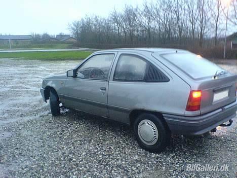 Opel Kadett - Højre side. Sidelisterne ryger også af. billede 4