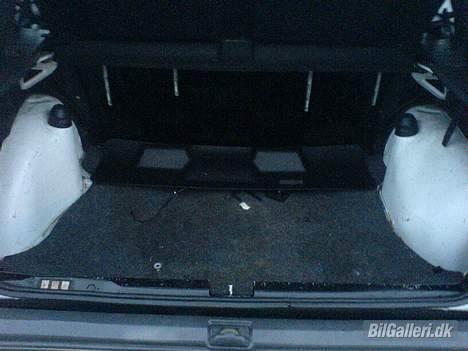 Opel Kadett - Masser af plads til anlæg. Skal også have malet bagagerummet i samme farve som bilen. Nakkestøtterne skal jeg have sat fast på en ordentlig måde på et tidspunkt. billede 6