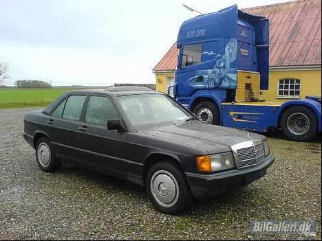 Mercedes Benz 190 2,5 Turbo D  *SOLGT* - Min bil før vi gik igang med den.. billede 13
