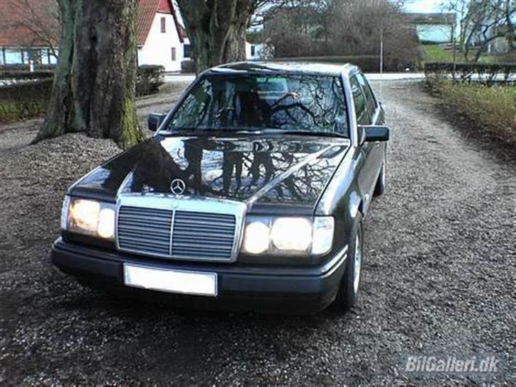 Mercedes Benz 250 D (W124) *TIL SALG!* billede 2
