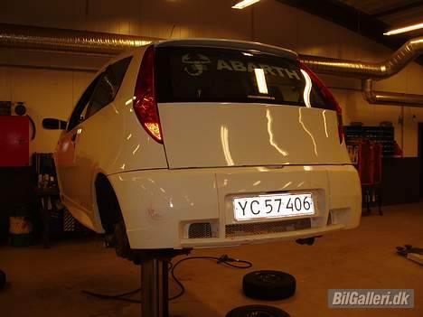 Fiat Punto - Solgt - Så blev der monteret en ny bagkofanger billede 17