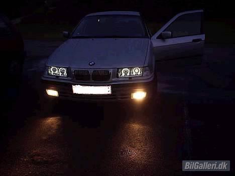 BMW E36 320i " Solgt " - De første billeder er taget lige da den var blevet købt og med 17" M3 Motorsport fælg billede 1