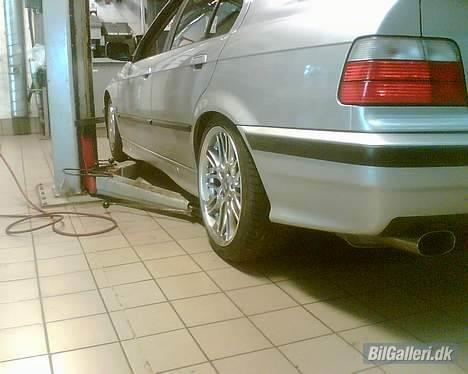 BMW E36 320i " Solgt " - Prøve med de nye 18" M5 fælg bag billede 9