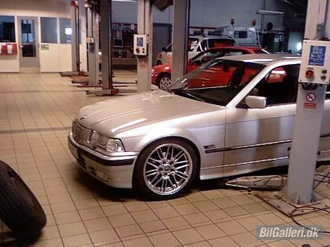 BMW E36 320i " Solgt " - Prøve med de nye 18" M5 fælg for billede 10