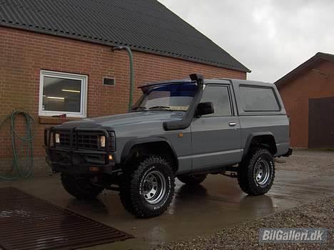 Nissan Patrol 3,3 TD (SOLGT) - er helt vil med farven passer godt ind så det giver et godt spil med den grå og sorte billede 5
