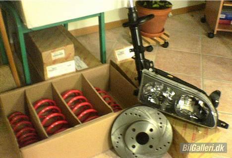 Toyota Corolla :D - Så er der lidt dele til Rolla´en... Lygter, Cobra fjedre (40/30), dæmpere og skiver :D billede 9
