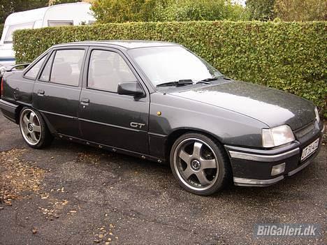Opel Kadett E Sedan Gt "Solgt" - Billede udlånt af den gamle ejer....har ikke de 17" der sidder på den : / nederen nok billede 1