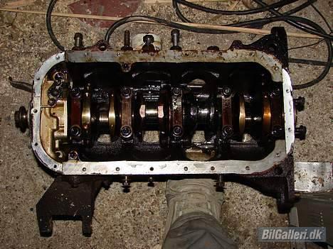 Toyota Celica t16 - Den ga,le motor set nedefra. Med et hul i hver side. billede 8