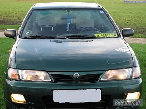 Nissan Almera 1,6 sr - Truckerskilt er jo et must som chauffør(.; billede 3
