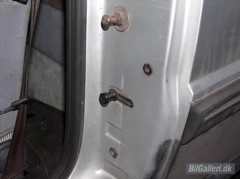 Audi 80 gt coupe "solgt" - knappen til at bagaerummet ( praktisk sted de har tabt den) billede 4