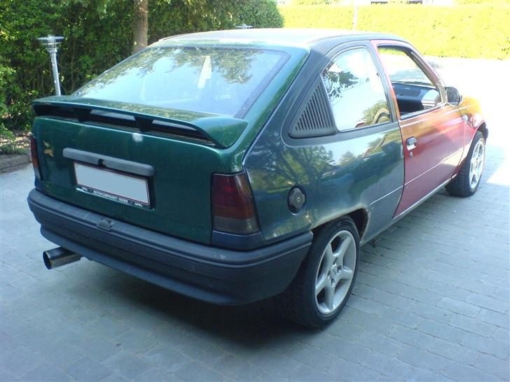 Opel Kadett E 1.3 S CC - Den skal helt klart males... billede 4