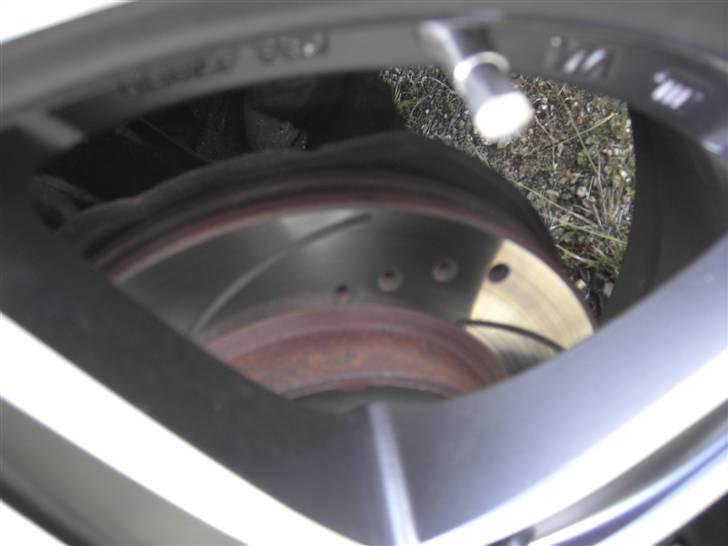 Mazda 626 GLXi - Sport bremser med ventilerede gennem borede huller det dur ;) billede 5