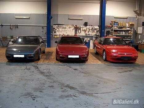Nissan 200 Sx S13 - Min kammerats, hans fars og min 200sx´er i en klargøringshal  billede 3