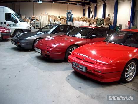 Nissan 200 Sx S13 - Min kammerats, hans fars og min 200sx´er i en klargøringshal  billede 4