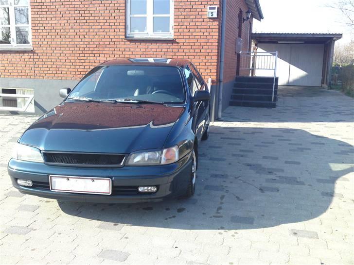 Toyota carina e  (SOLGT) - her er carina,en. og vores nye hus og værksted. billede 1