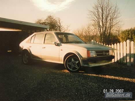 Opel Kadett D GTE  FILUR - min første gte, importeret fra schweiz i `95, blev senere til lakket gul, som ses på de andre billeder billede 19