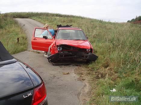 Opel Astra F GSi - Solgt - Min gamle Golf 2 GTi, som desværre døde da der er nogen, som ikke ved hvornår der er ubetingetvigepligt. Man kan lige se bagende af min mors Chrysler. billede 12