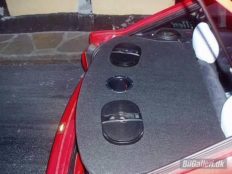 Ford (TOTALSKADET)Escort sport - Den hjemmebyggede 16mm mdf hattehylde, belagt med sort filt og 120mm reflexrør billede 6