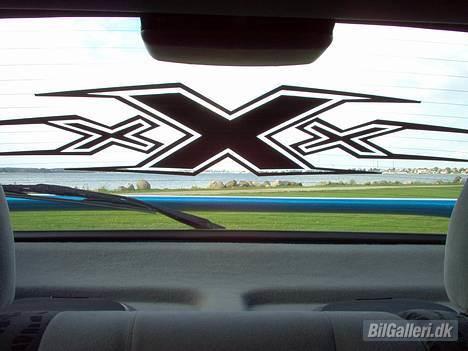 Skoda Felicia "Blue Edition" - (Gammelt billede) bagruden set inde fra bilen med Triple X på billede 8