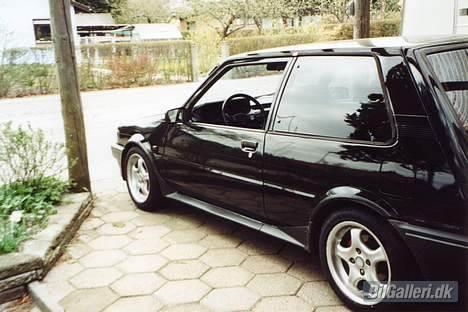 Toyota Corolla 1,6 GT Twin Cam - Lav og elegant. Midterlisten er fjernet og hullerne spartlet ud. billede 1