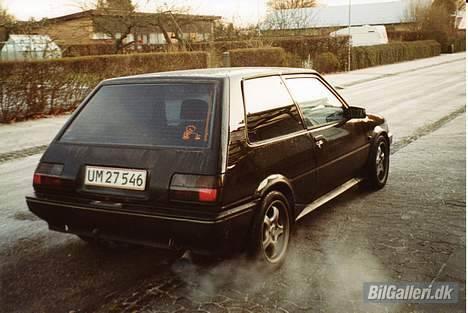 Toyota Corolla 1,6 GT Twin Cam - Steen som pisser på Ford (monteret af den tidliger ejer)..... Ford logo´et er dog blevet fjernet. billede 3