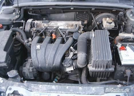 Peugeot 406 1,8 S (solgt) - maskinrummet billede 10