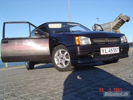 Opel corsa a SOLGT - Ny vasket og det hele..søger hvide front blink? billede 1