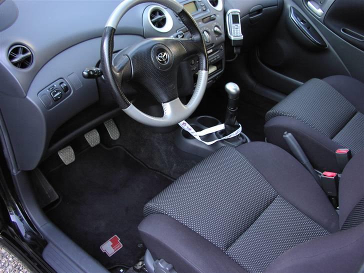 Toyota Yaris T Sport  SOLGT - Lækker førerplads bortset fra instrumenthuset som kræver tilvending billede 5