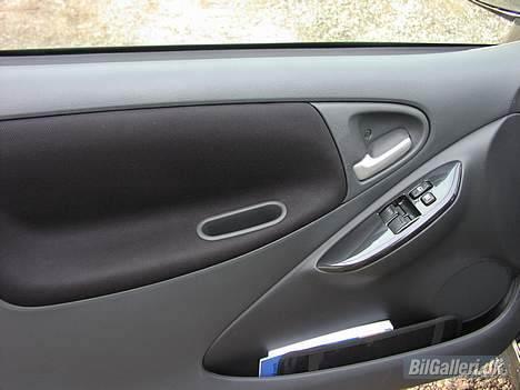 Toyota Yaris T Sport  SOLGT - Carbon look paneler ved elruderkontakterne og alufarvede dørhåndtag billede 6