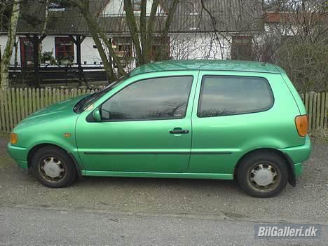 VW polo Solgt  - fra siden med vinter dæk  billede 2