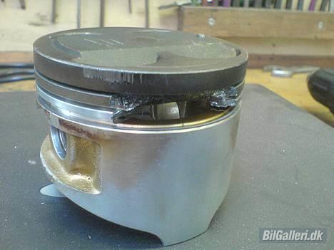 Toyota Corolla GT Coupé (AE86) - Sådan så 3 af stemplerne ud efter tændingsbanken i 3 sekunder. Mega øv når man lige har brugt 2 måneder på at bygge  motor om. billede 10