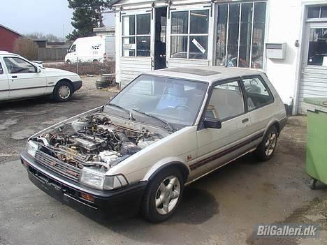 Toyota Corolla GT tilbage købt - her er den lige blevet startet op efter 10 år og samlet nice car billede 5